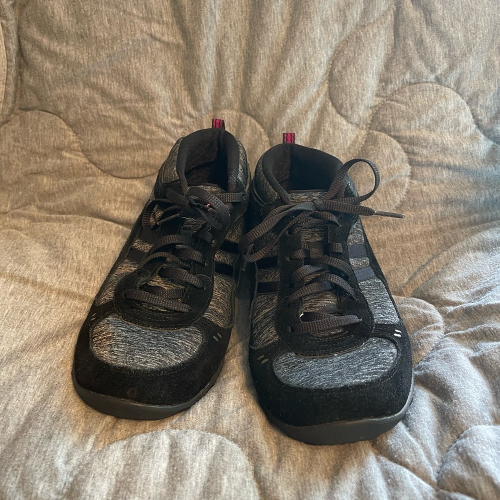 Women’s Skechers black/gray size 8